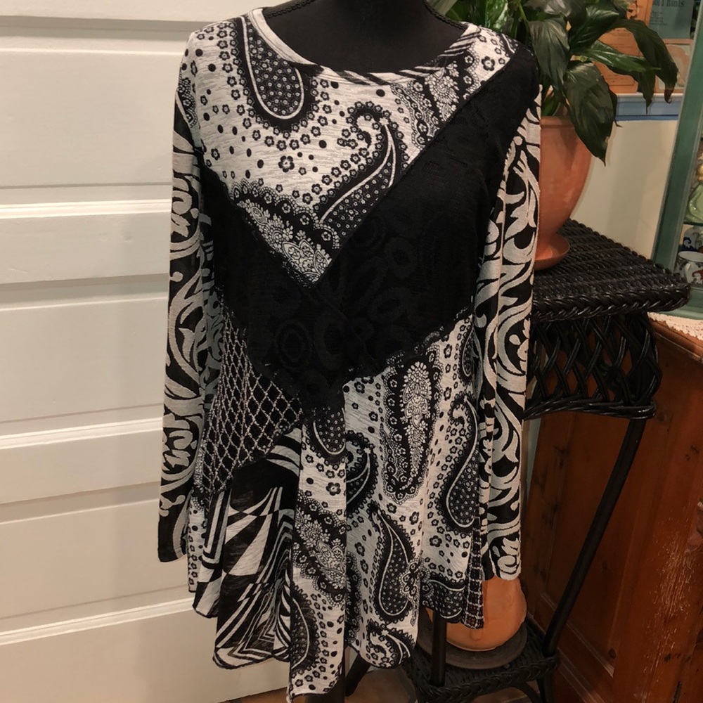 UNIQUE BLACK/WHITE TOP-XL-LITEWT.FABRIC-